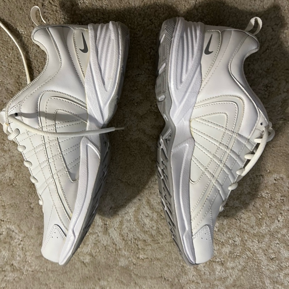 NWOT Nike women’s tie up white tennis shoes. - Picture 3 of 9